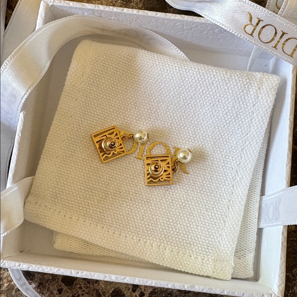 Christian Dior miss dior logo pierced earrings gold pearl drop - Picture 5 of 6